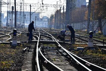 Москва.  Пешеходы на железнодорожном переезде.