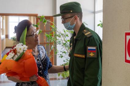 Челябинск. Председатель Комитета солдатских матерей России Флера Салиховская общается с солдатом во время посещения военной части.