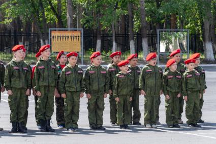 Челябинск. Аэродром Шагол. Церемония посвящения в юнармейцы группы школьников.
