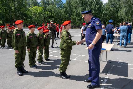 Челябинск. Аэродром Шагол. Церемония посвящения в юнармейцы группы школьников.