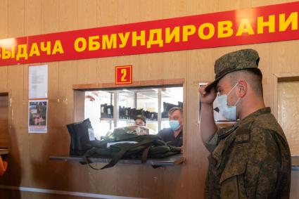 Челябинск. Пункт призыва граждан на военную службу. Выдача обмундирования.