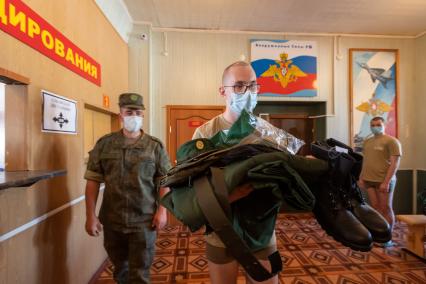 Челябинск. Пункт призыва граждан на военную службу. Выдача обмундирования.