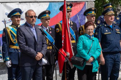 Челябинск. Аэродром Шагол. Председатель Совета Национальной Ассоциации `Мегапир` Александр Каньшин и председатель Комитета солдатских матерей России Флера Салиховская на церемонии посвящения в юнармейцы группы школьников.
