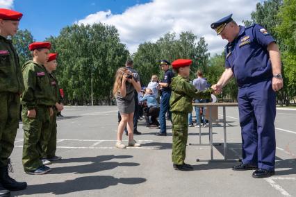 Челябинск. Аэродром Шагол. Церемония посвящения в юнармейцы группы школьников.