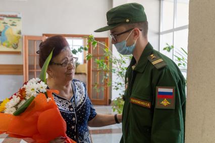 Челябинск. Председатель Комитета солдатских матерей России Флера Салиховская общается с солдатом во время посещения военной части.
