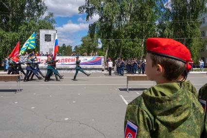 Челябинск. Аэродром Шагол. Церемония посвящения в юнармейцы группы школьников.
