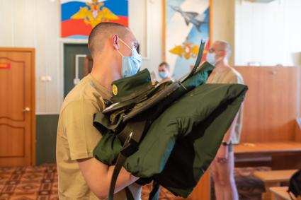 Челябинск. Пункт призыва граждан на военную службу. Выдача обмундирования.