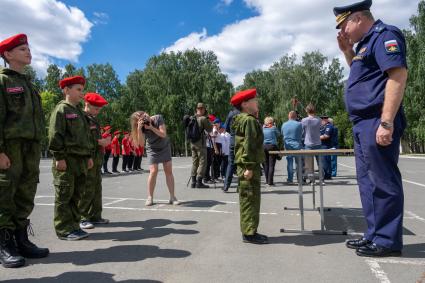 Челябинск. Аэродром Шагол. Церемония посвящения в юнармейцы группы школьников.