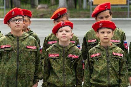 Челябинск. Аэродром Шагол. Церемония посвящения в юнармейцы группы школьников.
