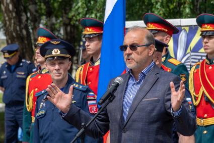 Челябинск. Аэродром Шагол. Председатель Совета Национальной Ассоциации `Мегапир` Александр Каньшин (справа) на церемонии посвящения в юнармейцы группы школьников.