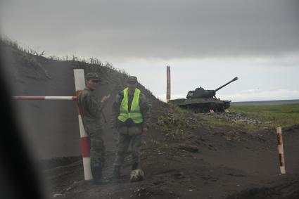 Сахалинская область. Остров Итуруп. Военнослужащие у пропускного пункта на танкодром.