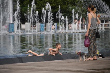 Москва. Мальчик купается в пруду Парка Горького.