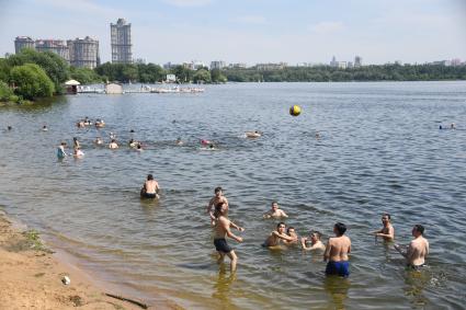 Москва. Пляж в Строгино. Мужчины играют в водный волейбол в Москва-реке.