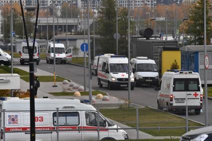 Москва. Машины скорой медицинской помощи на территории многопрофильного медицинского центра `Новомосковский`, куда госпитализируют пациентов с подозрением на коронавирус COVID-19.