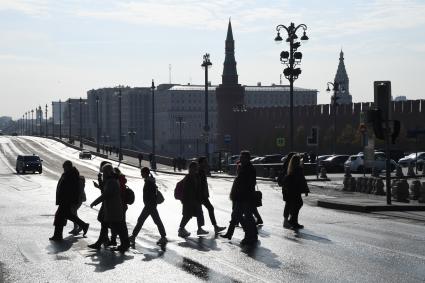 Москва.  Пешеходы на Большом Москворецком мосту