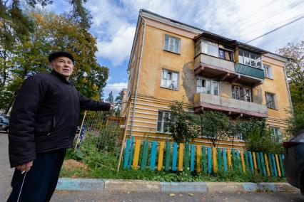 Москва. п.Акулово. Местный ветеран охраны плотины Николай Солдаткин показывает на свой дом, построенный в 50-ые годы.