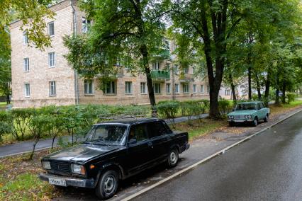 Москва. п.Акулово. Автомобили `Жигули`, припаркованные у дороги.