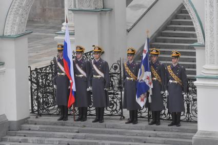 Москва.   на церемонии развода пеших и конных караулов на Соборной площади Московского Кремля.