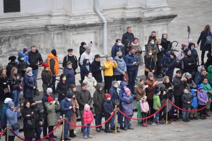 Москва. Зрители   на церемонии развода пеших и конных караулов на Соборной площади Московского Кремля.