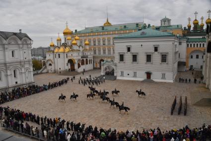 Москва. Военнослужащие роты специального караула Президентского полка ФСО России  на церемонии развода пеших и конных караулов на Соборной площади Московского Кремля.