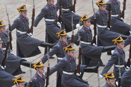 Москва. Военнослужащие роты специального караула Президентского полка ФСО России  на церемонии развода пеших и конных караулов на Соборной площади Московского Кремля.