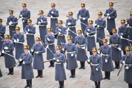 Москва. Военнослужащие роты специального караула Президентского полка ФСО России  на церемонии развода пеших и конных караулов на Соборной площади Московского Кремля.