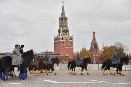 Москва.  Военнослужащие роты специального караула Президентского полка ФСО России перед началом церемонии развода пеших и конных караулов на Соборной площади Московского Кремля.