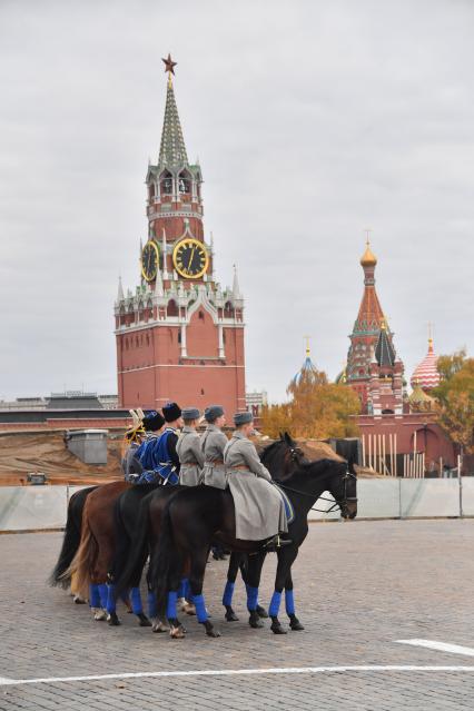 Москва.  Военнослужащие роты специального караула Президентского полка ФСО России перед началом церемонии развода пеших и конных караулов на Соборной площади Московского Кремля.