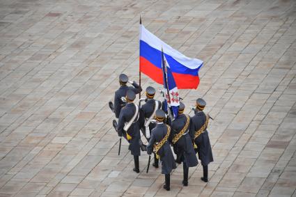 Москва. Военнослужащие роты специального караула Президентского полка ФСО России  на церемонии развода пеших и конных караулов на Соборной площади Московского Кремля.