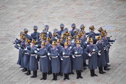 Москва. Военнослужащие роты специального караула Президентского полка ФСО России  на церемонии развода пеших и конных караулов на Соборной площади Московского Кремля.