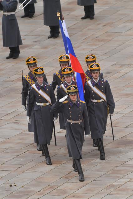 Москва. Военнослужащие роты специального караула Президентского полка ФСО России  на церемонии развода пеших и конных караулов на Соборной площади Московского Кремля.