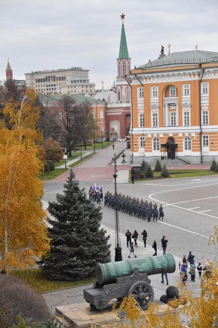 Москва. Военнослужащие роты специального караула Президентского полка ФСО России перед началом церемонии развода пеших и конных караулов на Соборной площади Московского Кремля.