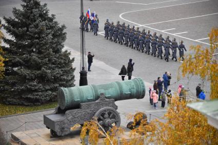 Москва. Военнослужащие роты специального караула Президентского полка ФСО России перед началом церемонии развода пеших и конных караулов на Соборной площади Московского Кремля.