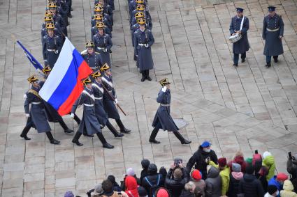 Москва. Военнослужащие роты специального караула Президентского полка ФСО России  на церемонии развода пеших и конных караулов на Соборной площади Московского Кремля.