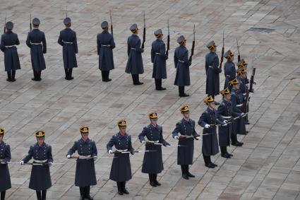 Москва. Военнослужащие роты специального караула Президентского полка ФСО России  на церемонии развода пеших и конных караулов на Соборной площади Московского Кремля.