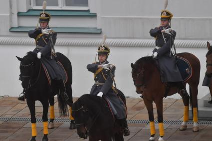 Москва. Военнослужащие роты специального караула Президентского полка ФСО России  на церемонии развода пеших и конных караулов на Соборной площади Московского Кремля.