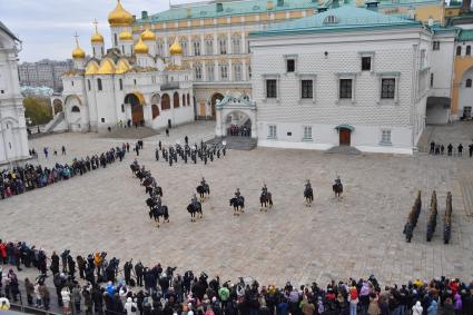 Москва. Военнослужащие роты специального караула Президентского полка ФСО России  на церемонии развода пеших и конных караулов на Соборной площади Московского Кремля.