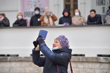 Москва.  Посетители  на Соборной площади Кремля.