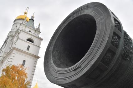 Москва.   Царь- пушка  на Ивановской площади Кремля у колокольни  Ивана Великого.