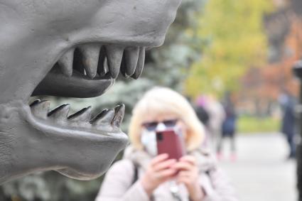 Москва.   Женщина фотографирует в Московсколм Кремле.