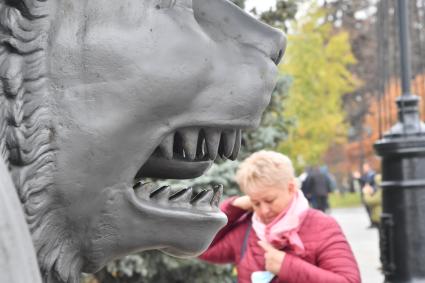 Москва.   Женщина гуляет в Московсколм Кремле.