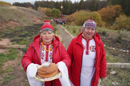 Самара. Женщины в костюмах угощают хлеб-солью.