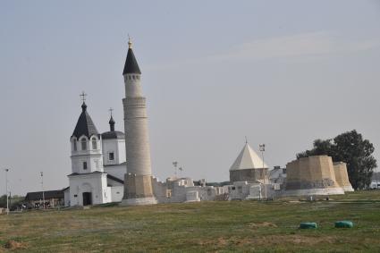 Болгар. Болгарский государственный историко-архитектурный музей-заповедник. Соборная мечеть и Большой минарет.