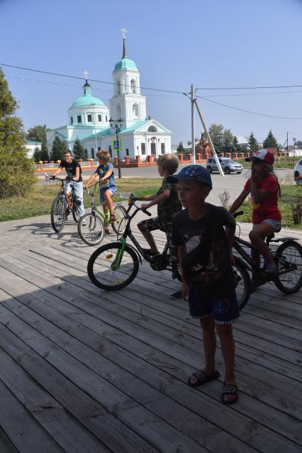 Республика Татарстан, с. Никольское. Дети у храма святителя Николая Чудотворца.