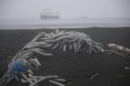 Сахалинская область, остров Уруп. Море выбрасывает на берег мусор и старые веревки.