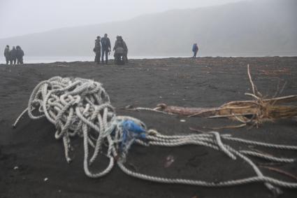 Сахалинская область, остров Уруп. Море выбрасывает на берег мусор и старые веревки.