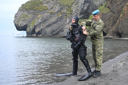 Сахалинская область, остров Уруп. Водолазы-десантники Рязанского ВДВ обследуют дно.