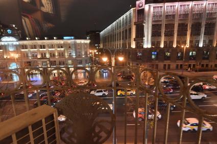 Москва. Вид на Тверскую улицу из квартиры театрального режиссера Романа Виктюка, расположенной по адресу Тверская улица дом 4. Квартира будет открыта для посещения до 28 октября.