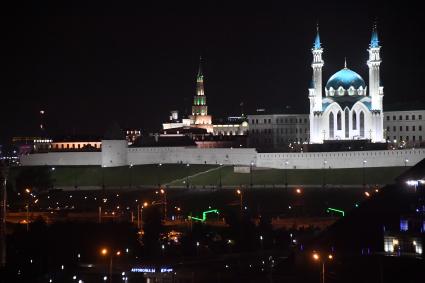 Казань. Вид на мечеть Кул-Шариф (справа) на территории Казанского кремля.