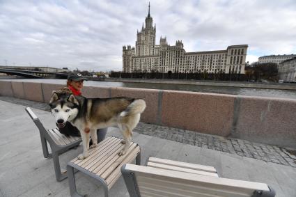 Москва. Девушка с собакой породы хаски на Космодамианской набережной.